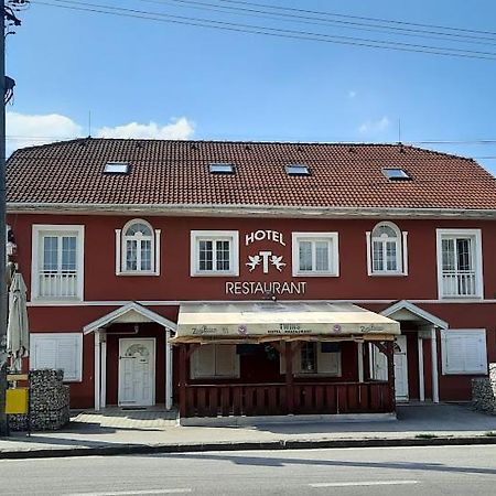 Twins Hotel Hurbanovo Bagian luar foto