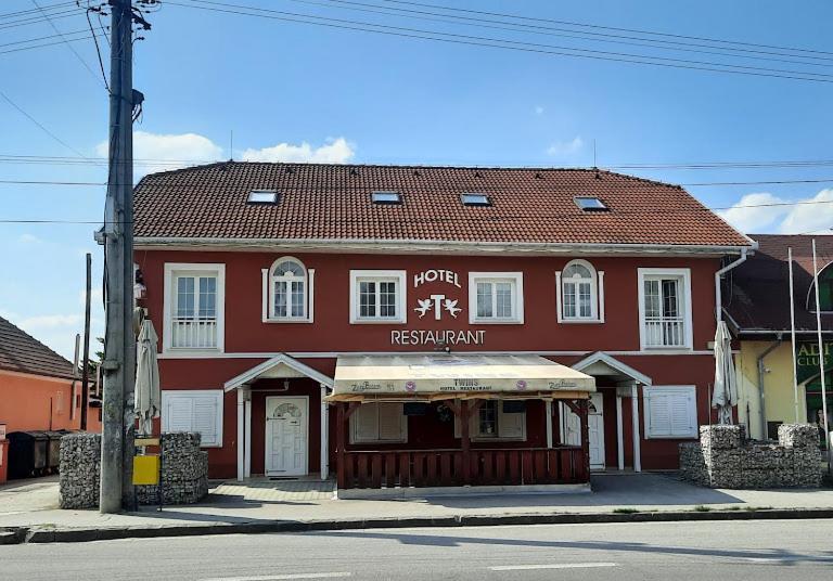 Twins Hotel Hurbanovo Bagian luar foto
