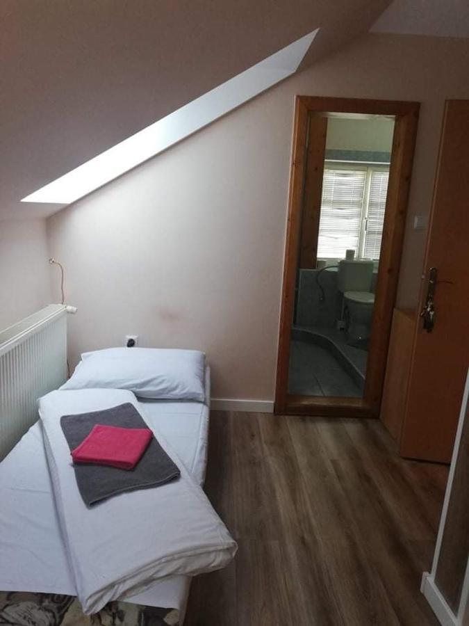 Twins Hotel Hurbanovo Bagian luar foto
