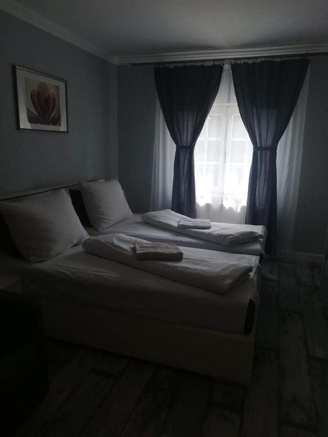 Twins Hotel Hurbanovo Bagian luar foto