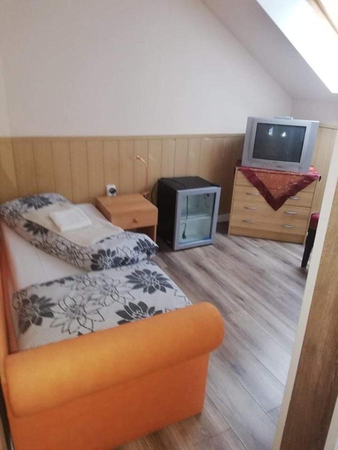 Twins Hotel Hurbanovo Bagian luar foto