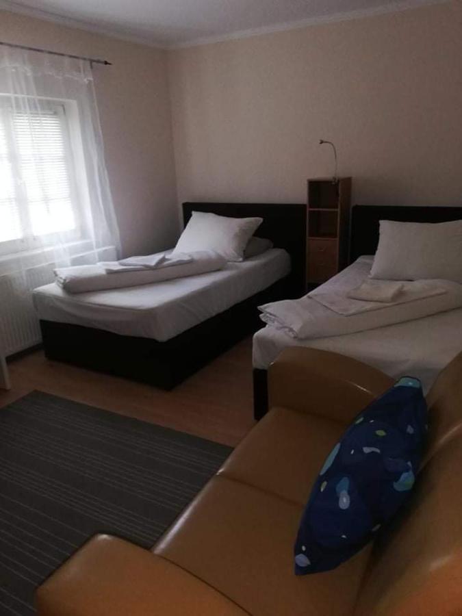Twins Hotel Hurbanovo Bagian luar foto